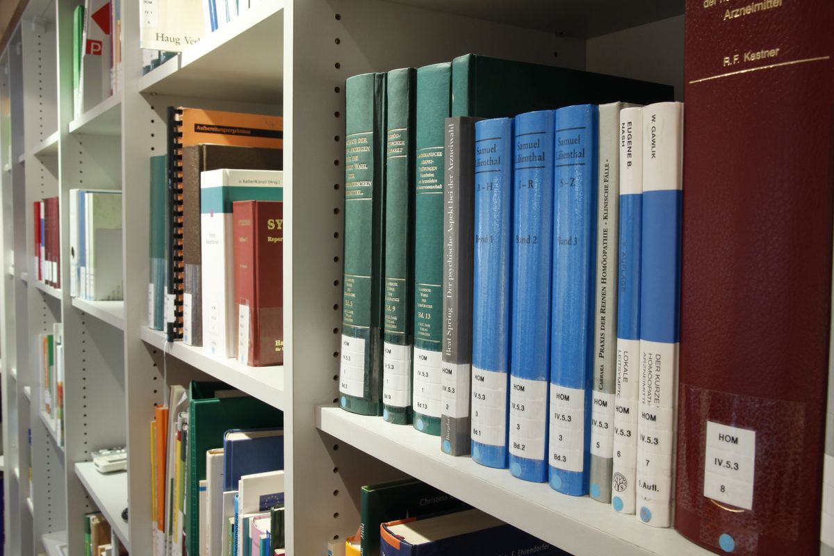Estante de livros e materiais técnicos organizados