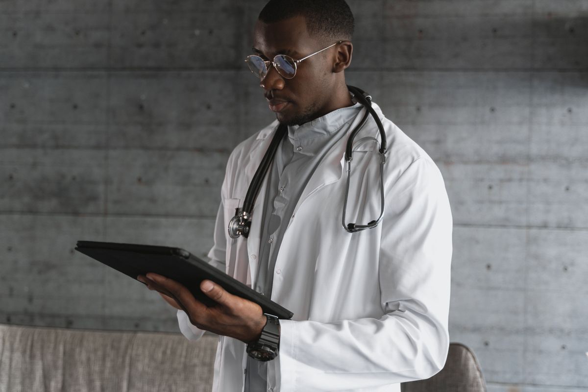 Médico consultando um tablet, representando a plataforma integrada da Lyra